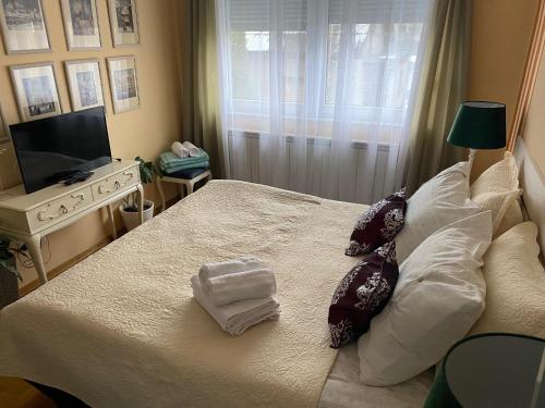 Ένα ή περισσότερα κρεβάτια σε δωμάτιο στο Apartman Fenjer