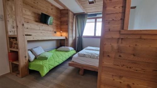 Guest House Dolomiti في باسيلغا دي بيني: غرفة نوم صغيرة مع سرير بطابقين ونافذة
