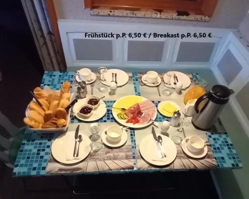 einen Tisch mit Teller mit Lebensmitteln darüber in der Unterkunft Hotel/Restaurant Adria in Windhagen