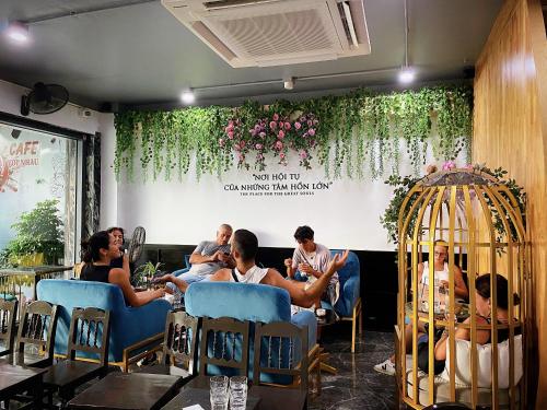 un gruppo di persone seduti su sedie in una stanza di Sky Homestay Ha Giang a Ha Giang