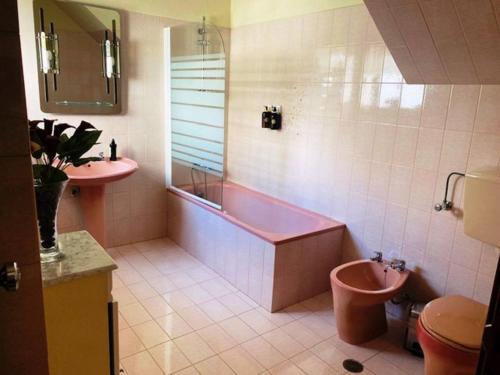 Un baño con bañera, inodoro y lavabo. en SwordFish Ocean View House, en Peniche