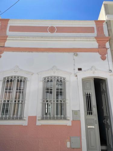 - un bâtiment avec deux fenêtres et une porte dans l'établissement Casa Dona Ana by Casa Dona Sol, à Olhão
