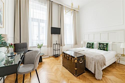 een witte slaapkamer met een groot bed en een bureau bij House Beletage-Boutique in Boedapest