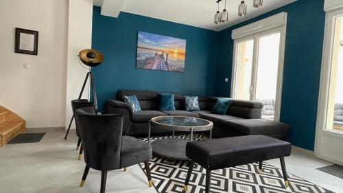 Suite Rêve - SDB WC Privatif - Entrée autonome - Grande TV NETFLIX في كومبيان: غرفة معيشة مع أريكة وطاولة