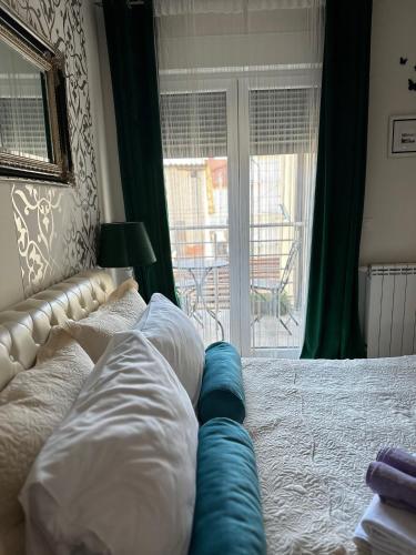 Ένα ή περισσότερα κρεβάτια σε δωμάτιο στο Apartman Fenjer