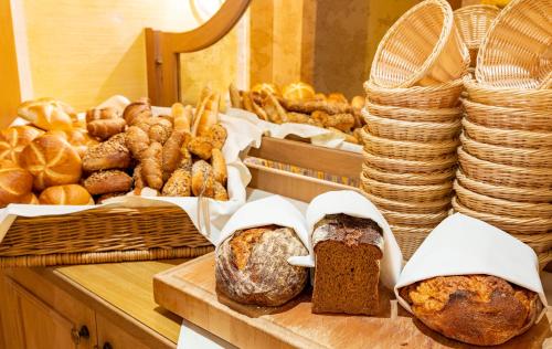 ツェル・アム・ゼーにあるGästehaus Rudolfoのパンとペストリーの束