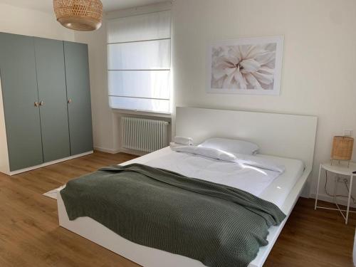 um quarto com uma cama grande num quarto em Eckberg Apartment near City Centre & Nature em Baden-Baden