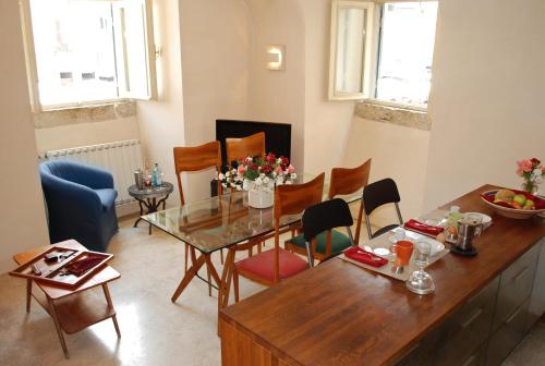 - une salle à manger avec une table et des chaises dans l'établissement Appartamento Piazza Farnese, à Rome