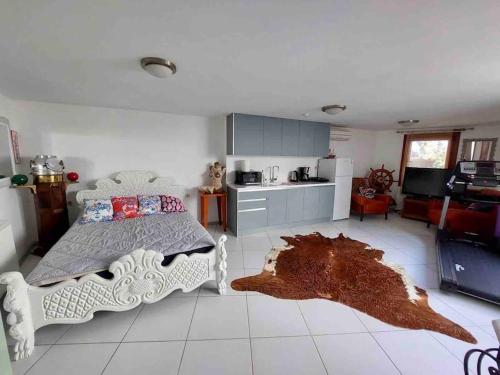 Il comprend une chambre avec un grand lit et une cuisine. dans l'établissement Peacefull, Private, Pristine Studio Apartment, à Bodrum City