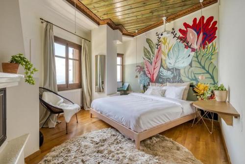 um quarto com uma cama e um quadro na parede em Makrinitsa Village em Makrinitsa