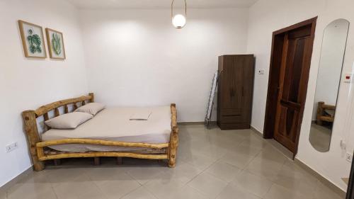 een slaapkamer met een bed in een kamer bij Beautiful & Secured yellow House for 2 - Center of Osu in Accra