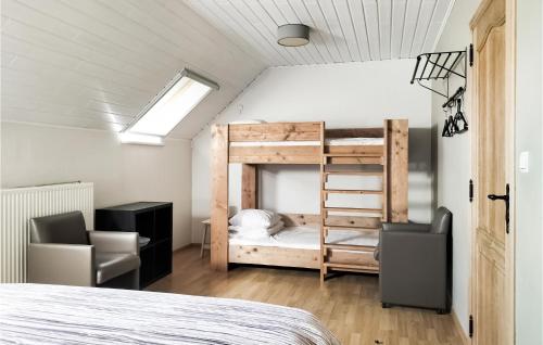 Cozy Home In Lo-reninge With Wifi في Lo-Reninge: غرفة نوم مع سرير بطابقين وكرسيين