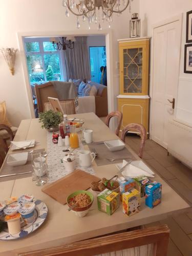 uma mesa com comida numa sala de estar em The Bridges B&B em Broomhill