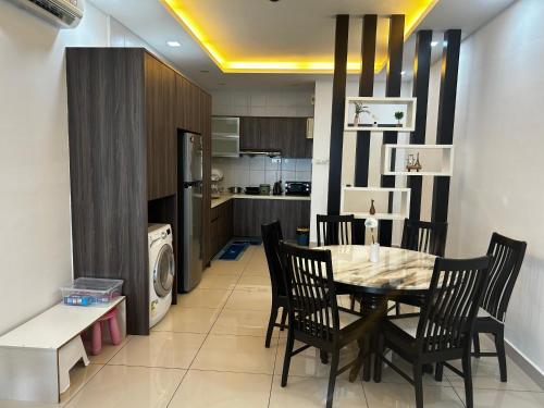 cocina y comedor con mesa y sillas en Damen Suite (A) Sunway Subang by DW, en Subang Jaya