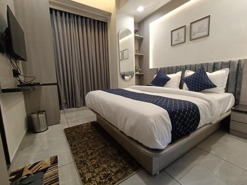 HOTEL ASIANA SKY Motera Ahmedabad tesisinde bir odada yatak veya yataklar
