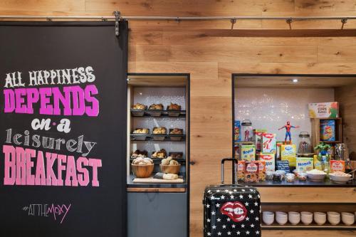 Certifikát, hodnocení, plakát nebo jiný dokument vystavený v ubytování Moxy Tbilisi