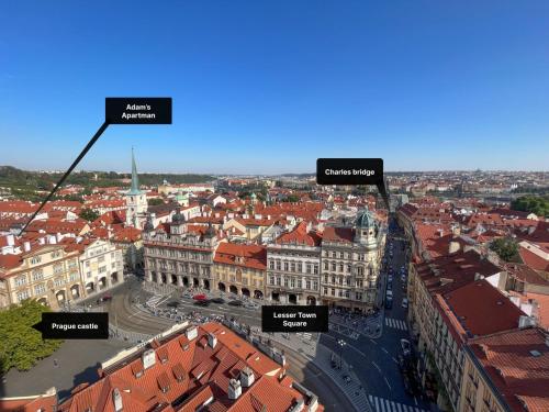 eine Luftansicht einer Stadt mit Gebäuden in der Unterkunft Best Price & Location - Historic Square Residency in Prag