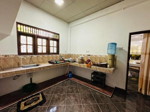 una cucina con bancone e lavandino in una stanza di LOTUS HOLIDAY REST a Anuradhapura