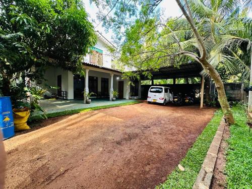 un'auto parcheggiata di fronte a una casa di LOTUS HOLIDAY REST a Anuradhapura