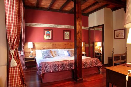 Un pat sau paturi într-o cameră la Hotel Real Monasterio de San Zoilo