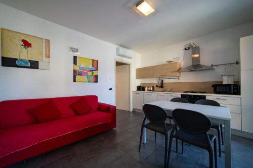 een woonkamer met een rode bank en een tafel bij PARADISE in Sale Marasino