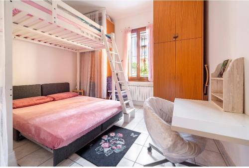 1 dormitorio con litera y escalera en San Luca, en Bolonia