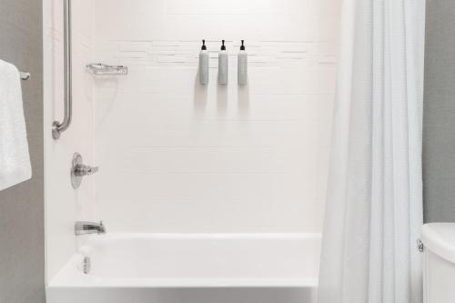 baño con ducha con cortina blanca en Residence Inn by Marriott Youngstown Warren/Niles en Niles