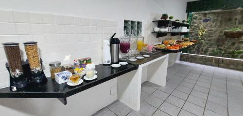 uma cozinha com um balcão com comida em Santorini Praia Hotel em Natal