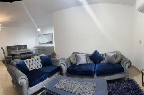 Sala de estar con 2 sofás y mesa en Appartment in New Cairo Madinaty, en New cairo