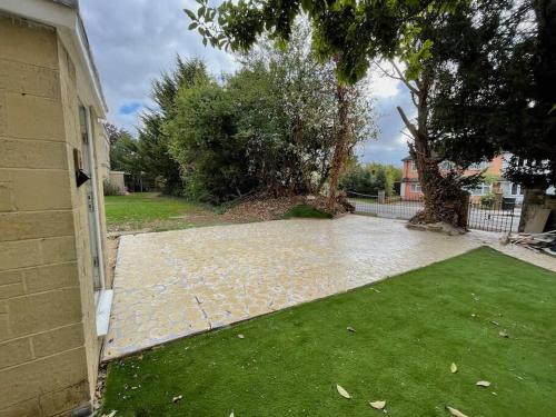 a yard with a stone walkway next to a house at Lovely Two Bedroom House in Central Kidlington in Kidlington