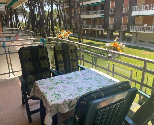 リド・ディ・イエゾロにあるJesolo Pineta - Appartamento Due Camere Matrimoniali Fronte Mareのバルコニー(テーブル、椅子2脚付)