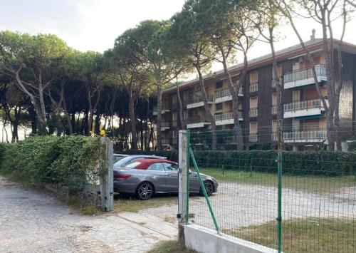 リド・ディ・イエゾロにあるJesolo Pineta - Appartamento Due Camere Matrimoniali Fronte Mareの建物前駐車場