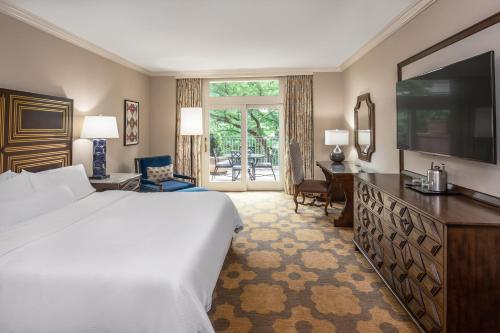 una camera d'albergo con un grande letto e una TV di The Westin Riverwalk, San Antonio a San Antonio