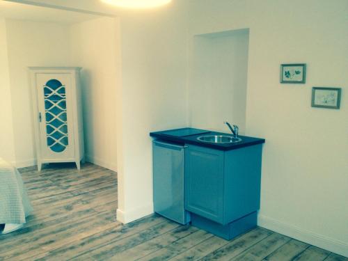baño con lavabo azul en una habitación en La Maison de Silly, en Silli-en-Gouffern