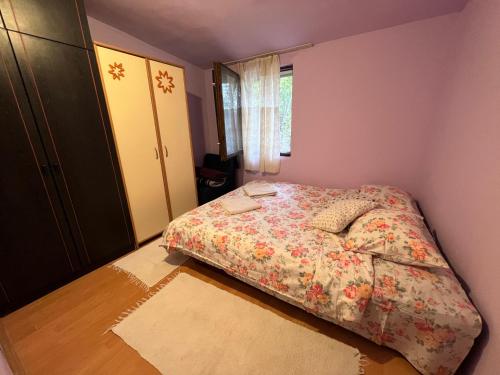 諾維薩德的住宿－Mina Home，一间小卧室,配有床和窗户