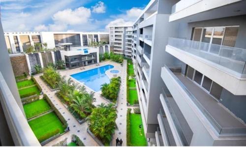 Fully Furnished Apartment at Ocean blue Compound في القاهرة: اطلالة جوية على عمارة سكنية مع مسبح