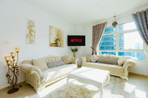 Sala de estar con 2 sofás y mesa en 3 bedroom Luxury Suite apartment near JBR Beach, en Dubái