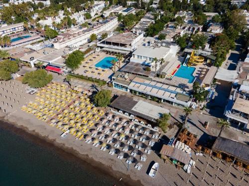 einen Blick über ein Gebäude neben dem Wasser in der Unterkunft Petunya Beach Resort in Ortakentyahşi