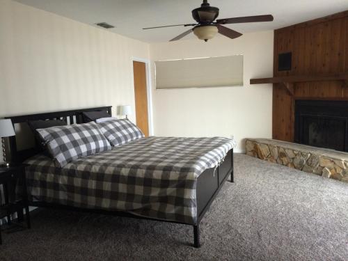 1 dormitorio con 1 cama y chimenea en Lake Whistler Hideaway, en Auburndale