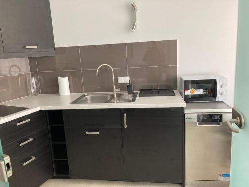 Cuisine ou kitchenette dans l'établissement Szucha Residence Apartments by Global Apart