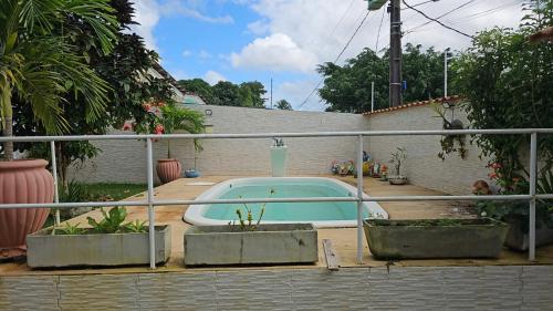 - une piscine dans une arrière-cour avec une clôture dans l'établissement Casa de Bênçãos, à Santo Antônio do Rio das Pedras