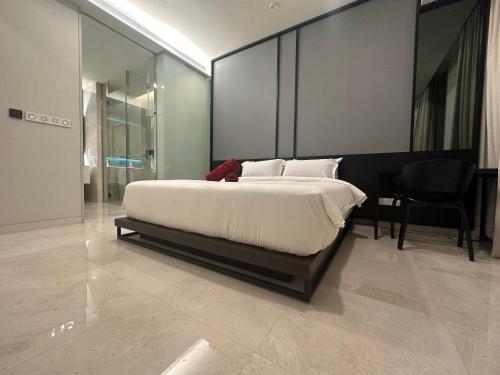 Un dormitorio con una cama con un osito de peluche rojo. en Tropicana The Residences KLCC VIEW 53F infinity Pool, en Kuala Lumpur