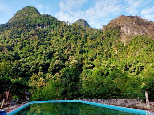 - une piscine en face d'une montagne dans l'établissement NongKhiaw CampingSite Swimming Pool, à Ban Nongkham
