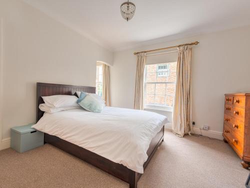 um quarto com uma cama grande e uma janela em Pass the Keys Cosy 2 Bed Cottage With Views of The Iron Bridge em Ironbridge