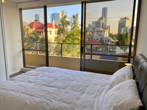 Postelja oz. postelje v sobi nastanitve Spacious modern inner city apartment