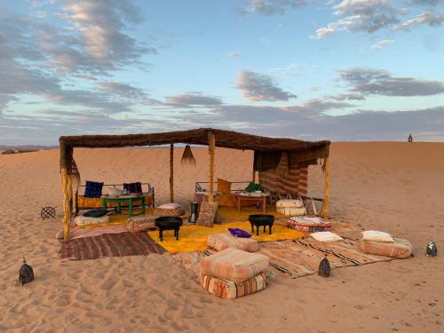ein Zelt mitten in der Wüste in der Unterkunft Authentique berber Camp in M’hamid El Ghizlane