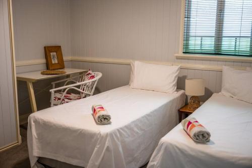 Una cama o camas en una habitación de Oasis on Esplanade