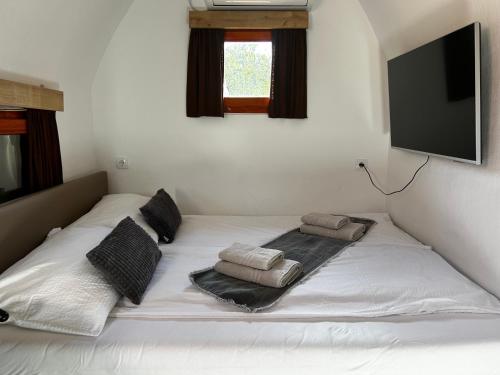 Ένα ή περισσότερα κρεβάτια σε δωμάτιο στο Glamping PEC - HALFBOARD