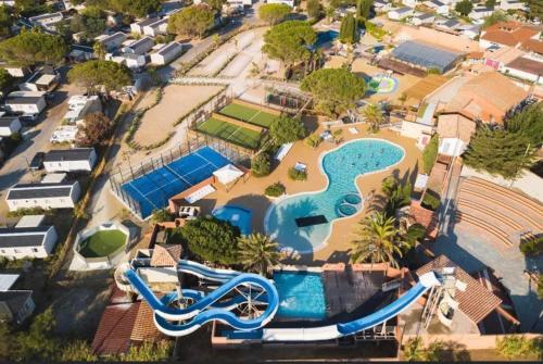 an aerial view of a pool at a resort at Mobil home Canet Roussillon 4 étoiles le Mar Estang 8 pers in Canet-en-Roussillon