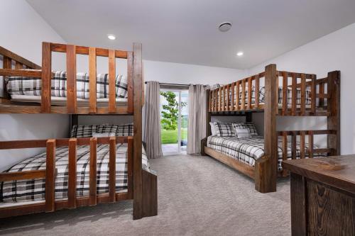 ein Schlafzimmer mit zwei Etagenbetten und einem Schreibtisch in der Unterkunft BRAND NEW! Outstanding Luxury Lakefront Lodge with Free Amenities in Kimberling City